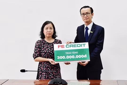 Trao 300 triệu đồng cho phóng viên hy sinh khi đi ứng cứu Rào Trăng 3