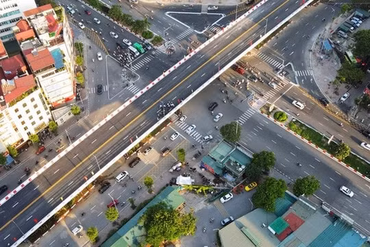 Cầu vượt Nguyễn Văn Huyên - Hoàng Quốc Việt chính thức thông xe sau hơn 10 tháng thi công