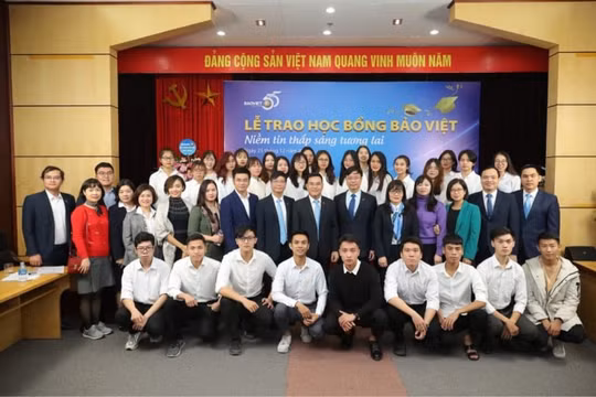 Học bổng “Bảo Việt - niềm tin thắp sáng tương lai” đồng hành cùng sinh viên trường Đại học Kinh tế Quốc dân