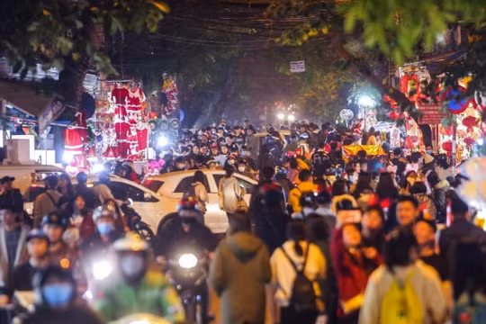 Hàng nghìn người đổ về trung tâm của Thủ đô đón Giáng sinh 2020