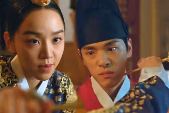 Shin Hae Sun - 'Mr. Queen' từng là tình địch của Nhã Phương