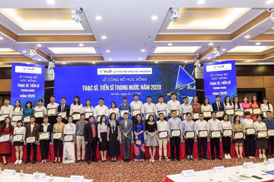 Vingroup trao học bổng gần 40 tỷ đồng đào tạo thạc sĩ, tiến sĩ khoa học công nghệ