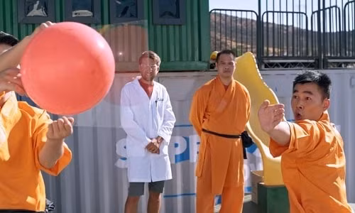 Nhà sư Thiếu Lâm dùng Kung Fu đâm xuyên cây kim qua tấm kính