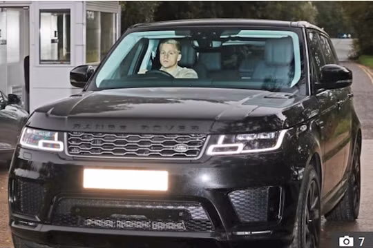 Tiền vệ Van de Beek lái xế sang tới sân tập, Pogba để vợ cầm lái