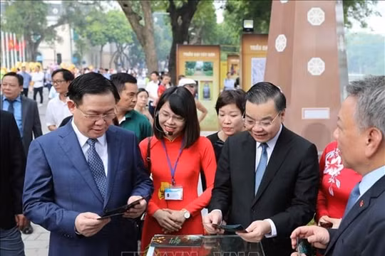 Khai mạc triển lãm “Hà Nội: Những dấu son lịch sử”