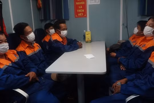 Cứu sống 7 ngư dân gặp nạn chìm tàu vì giông lốc
