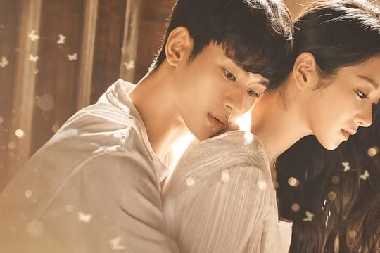 "Điên thì có sao” của Kim Soo Hyun - Seo Ye Ji bị phạt vì chứa nhiều cảnh quay gợi dục