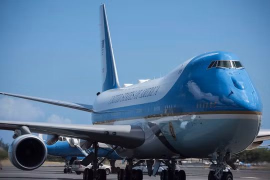 Chuyên cơ chở Tổng thống Trump suýt gặp nạn