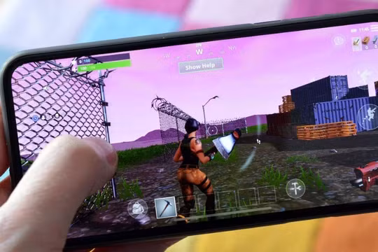 iPhone cài Fortnite được bán với giá 10.000 USD