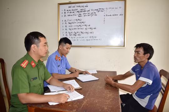 Bản tin pháp luật 8H: Đi xe máy lạng lách, đánh võng lại còn đạp Cảnh sát giao thông