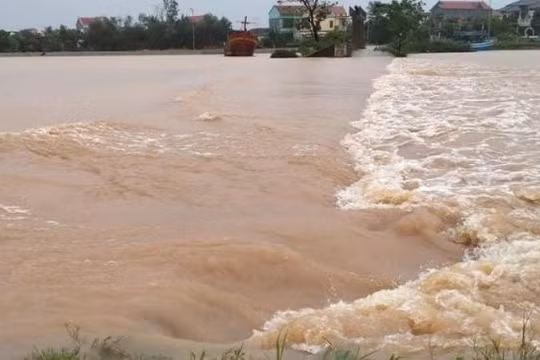 Một phụ nữ bị lũ cuốn mất tích ở Quảng Bình