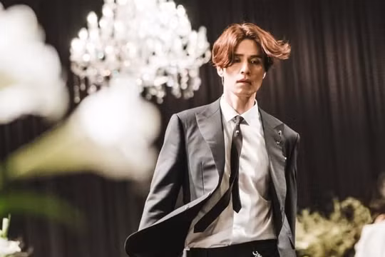 Lee Dong Wook 'biến hình' với mái tóc đỏ rực trong tập 1 'Bạn trai tôi là Hồ Ly'