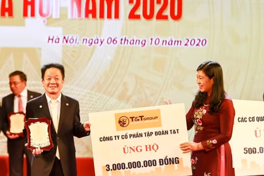“Bầu Hiển” ủng hộ 5 tỷ đồng cho quỹ Vì người nghèo Thành phố Hà Nội