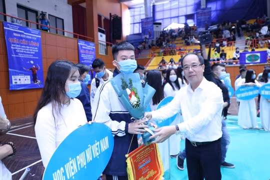 Sôi nổi Giải Cầu lông Học sinh - Sinh viên TP Hà Nội tranh Cúp Báo Tuổi trẻ Thủ đô lần VII