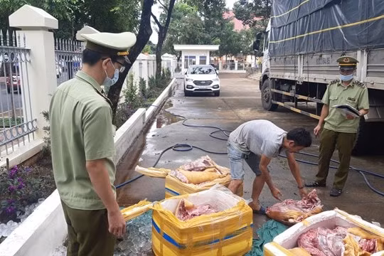 Đắk Lắk: Bắt giữ 3 tạ thịt lợn phân hủy hôi thối trên đường đi tiêu thụ