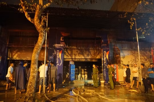 Hà Tĩnh: Kho sơn cháy nổ trong đêm, thiêu rụi toàn bộ hàng hóa