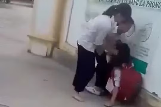 Nghệ An: 4 nữ sinh lớp 7 đánh hội đồng bạn cùng lớp bị kỷ luật cảnh cáo