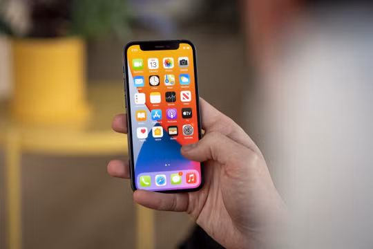iPhone 12 mini có dung lượng pin đáp ứng sử dụng đủ cho một ngày