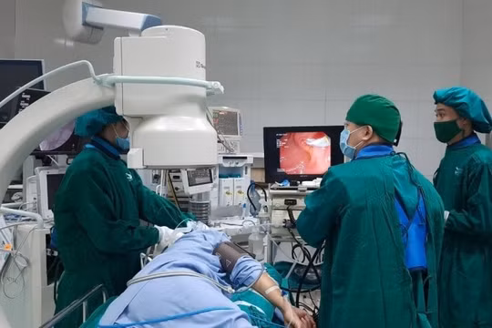 Gắp 50 sán lá gan trong đường mật bệnh nhân thường xuyên ăn gỏi hải sản