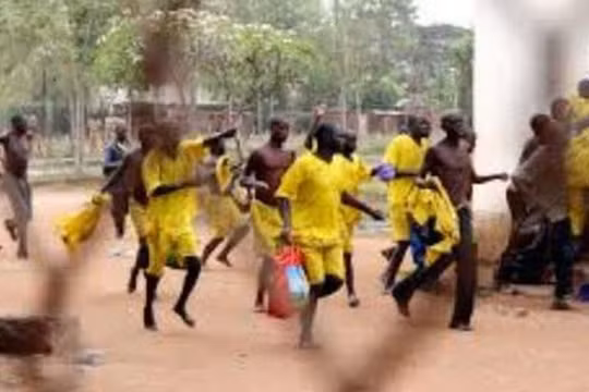 Hơn 200 tù nhân vượt ngục ở Uganda