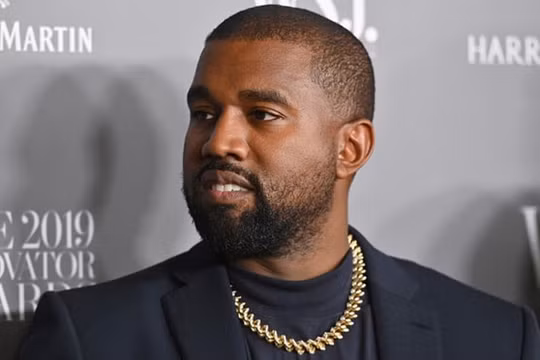 Kanye West gây sốc nặng với clip đi tiểu lên cúp Grammy