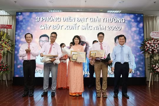 Báo Pháp Luật TP.HCM trao giải cây bút xuất sắc năm 2020