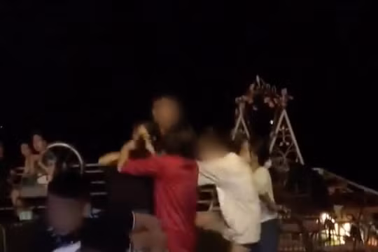 Hà Nội: Vợ kéo hội chị em đến đánh hội đồng 'bồ nhí" của chồng, mặc chồng luôn miệng xin tha