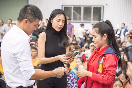 Trong 1 tiếng, Thuỷ Tiên kêu gọi được 1 tỷ đồng ủng hộ người dân miền Trung