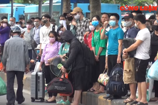 Sau nghỉ lễ người dân nhộn nhịp trở lại Hà Nội, nhiều tuyến đường ùn ứ