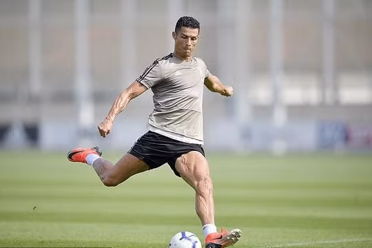 Siêu sao Cristiano Ronaldo gặp sự cố, chưa thể quay lại hội quân cùng Juventus  