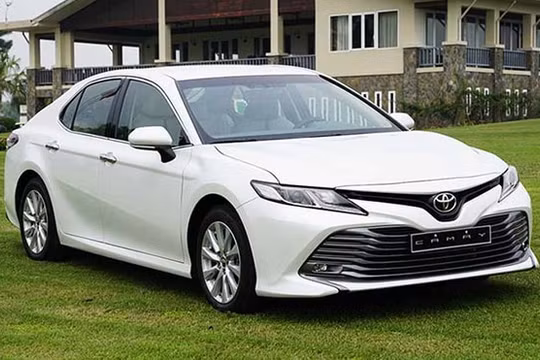 Giá xe Toyota Camry tháng 11/2020