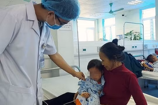 Quảng Bình: Bé gái 2 tuổi nhập viện do hạt cườm mắc kẹt trong tai