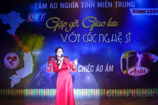 Quảng Nam: Giao lưu nhà báo, nghệ sĩ đồng hành trong chương trình “Tấm áo nghĩa tình miền Trung"