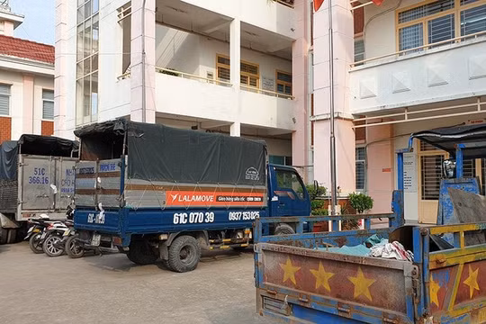 Phát hiện nhiều ô tô đổ trộm rác thải ở TP.HCM