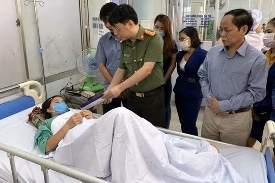 Báo CAND thăm hỏi, động viên và hỗ trợ đồng bào vùng lũ