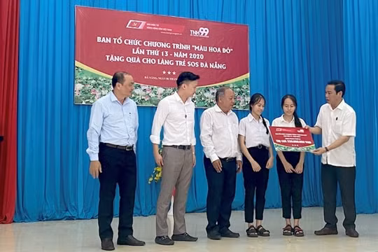 Báo điện tử Đảng Cộng sản trao tặng quà tại Đà Nẵng và Quảng Nam