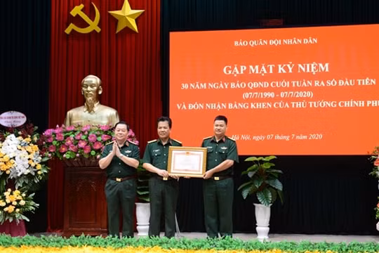 Kỷ niệm 30 năm ngày Báo QĐND Cuối tuần ra số đầu tiên