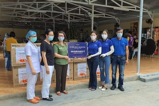 Báo Công an Nhân dân trao 7.000 bộ đồ bảo hộ y tế cho 7 bệnh viện ở Đà Nẵng