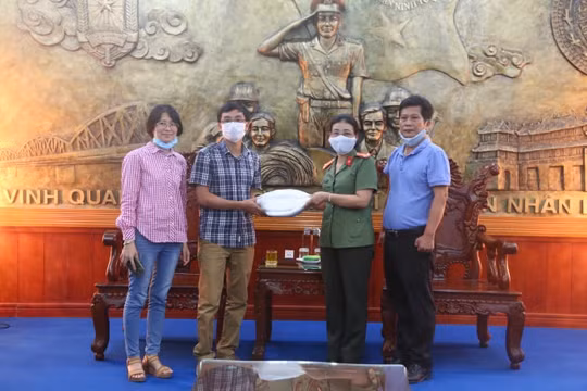 Công an tỉnh Thừa Thiên Huế tiếp nhận 12.000 bộ đồ bảo hộ y tế phòng chống dịch Covid-19