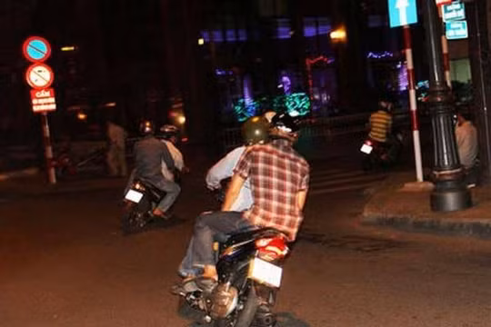 Bắt nhóm đối tượng dùng dao cướp đêm ở Bình Dương