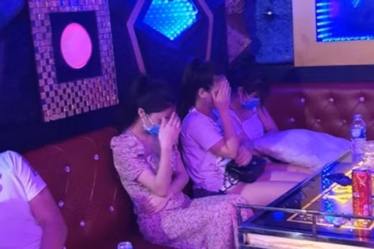 5 nữ sinh ở Nghệ An bị dụ dỗ bỏ nhà đi làm tiếp viên quán karaoke