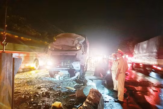 Tiền Giang: Xe khách lật nghiêng khiến 1 người chết, 19 người bị thương