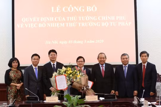 Phó Thủ tướng Trương Hòa Bình trao quyết định bổ nhiệm hai Thứ trưởng Bộ Tư pháp