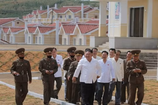 Chủ tịch Kim Jong Un ca ngợi quân đội Triều Tiên tái thiết khu vực bị bão