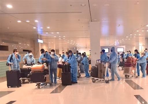 Đưa hơn 240 công dân Việt Nam từ Malaysia về nước an toàn