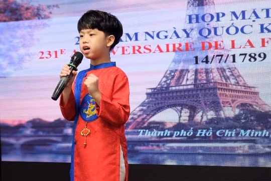 Cậu bé Sài Gòn làm “dậy sóng” tại Lễ kỷ niệm 231 năm Ngày quốc khánh Pháp