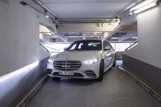 Công nghệ đỗ xe tự động sẽ được tích hợp trên xe hãng Mercedes-Benz