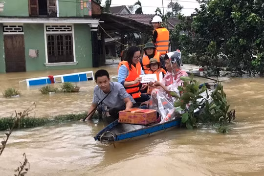 Báo Pháp Luật TP.HCM trao quà hỗ trợ đồng bào vùng bão lũ