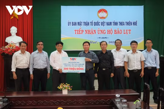 Đài Tiếng nói Việt Nam trao 400 triệu đồng hỗ trợ 2 tỉnh Quảng Trị và Thừa Thiên Huế