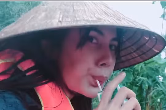 Thủy Tiên quyết định hủy vé máy bay về Sài Gòn, ở lại cứu trợ người dân Quảng Trị